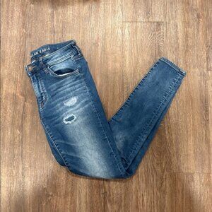 ✨AE 🦅 Distressed Skinnies w/Patches✨